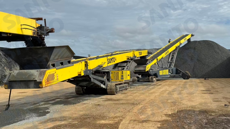 mobile conveyor for stockpiling
