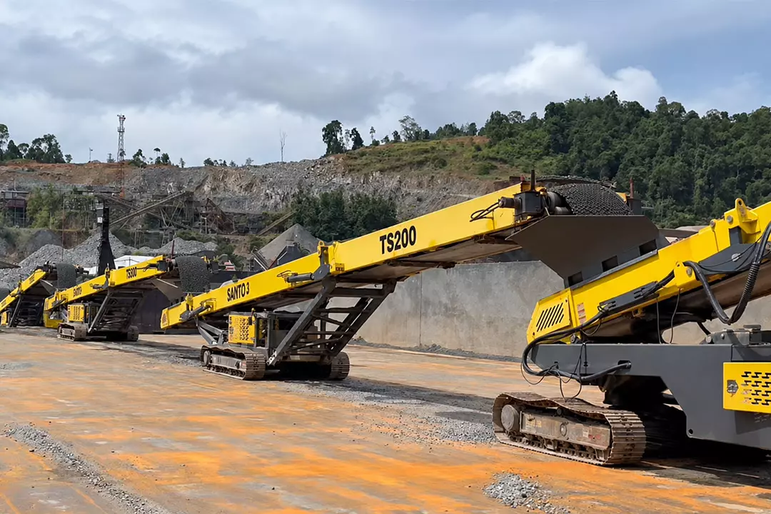 Mobile conveyor system for ship loading