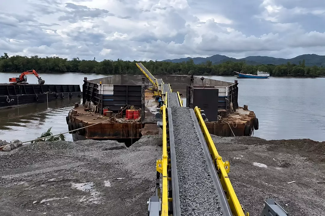 Mobile ship loading conveyor system