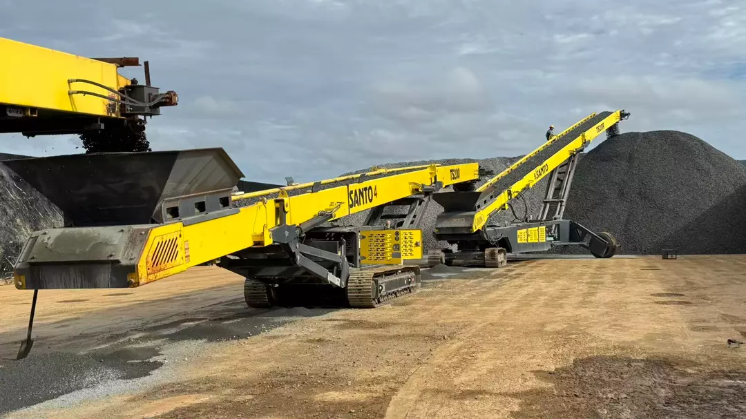 Mobile ship loading conveyor system
