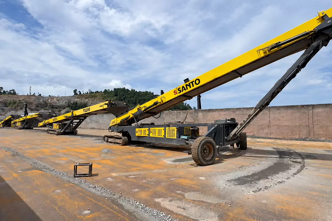 Tracked radial ship loading conveyor system