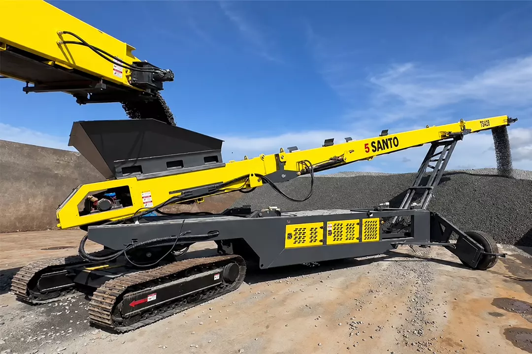 Tracked radial stockpiling conveyor for ship loading