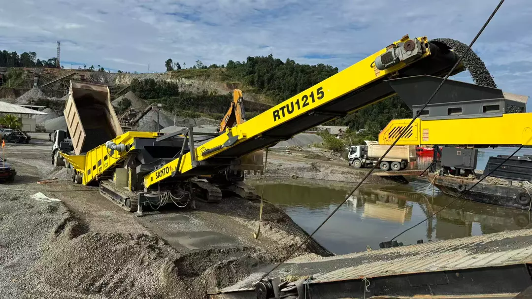 Truck to ship loading conveyor